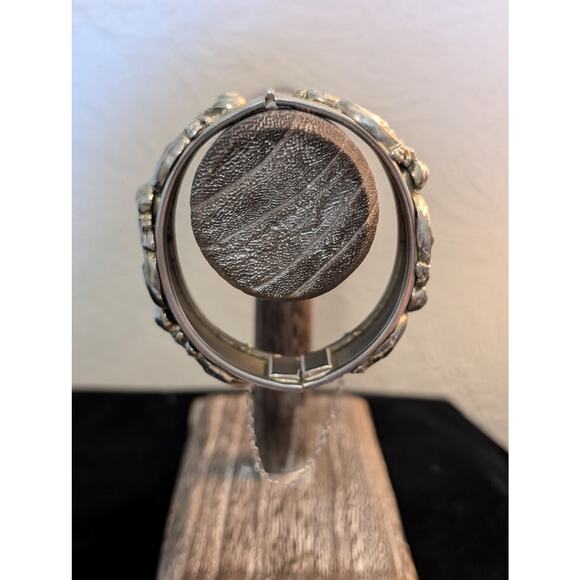 Vtg 1960s Repousse Silver Plate Floral Hinged Safety Chain Bangle Bracelet - Picture 3 of 5